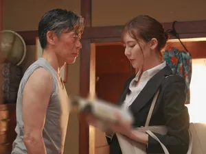 đứa cháu trai nghịch ngợm thường xuyên chui vô váy của “dì”