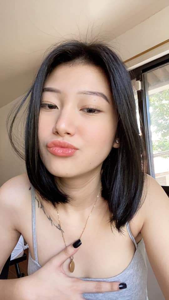 Cô gái tóc ngắn, trong sáng, mặt trẻ thơ hẹn gặp để quan hệ tình dục. Cô ấy mút và liếm con cặc lớn, nuốt và nhổ ra. Kỹ năng nói của cô ấy là hạng nhất. Hầu hết mọi người đều không thể chịu đựng được.