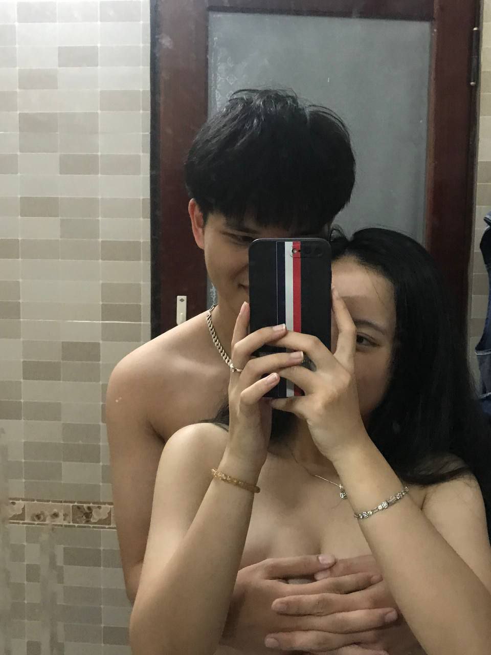 Bắt quả tang em gái vừa xem sex vừa móc