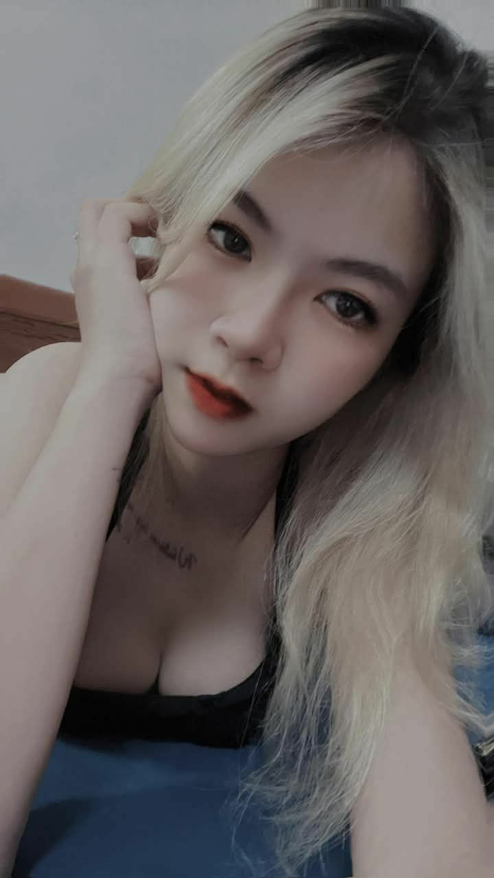 Cô giáo mẫu giáo trước đây giờ đã trở thành một cô gái xinh đẹp. Cô ấy cũng muốn thử thách khả năng quan hệ tình dục qua đường hậu môn của phụ nữ. Không có tư thế nào tuyệt bằng ôm và quan hệ thế này. Treo mình trên người anh ấy khiến cô có cảm giác như mình là một chú chim nhỏ và một chuyến tàu lượn siêu tốc.